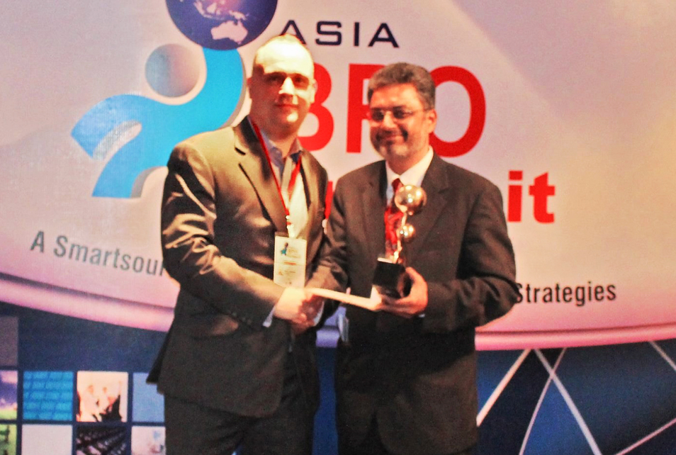 Ralf Ellspermann accepting an award at the Asia BPO Summit