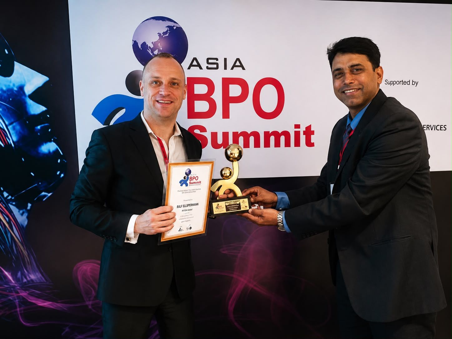 Ralf Ellspermann receiving the award at the Asia BPO Summit