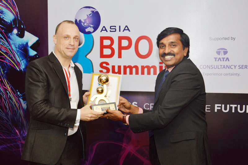 Ralf Ellspermann accepting an award at the Asia BPO Summit